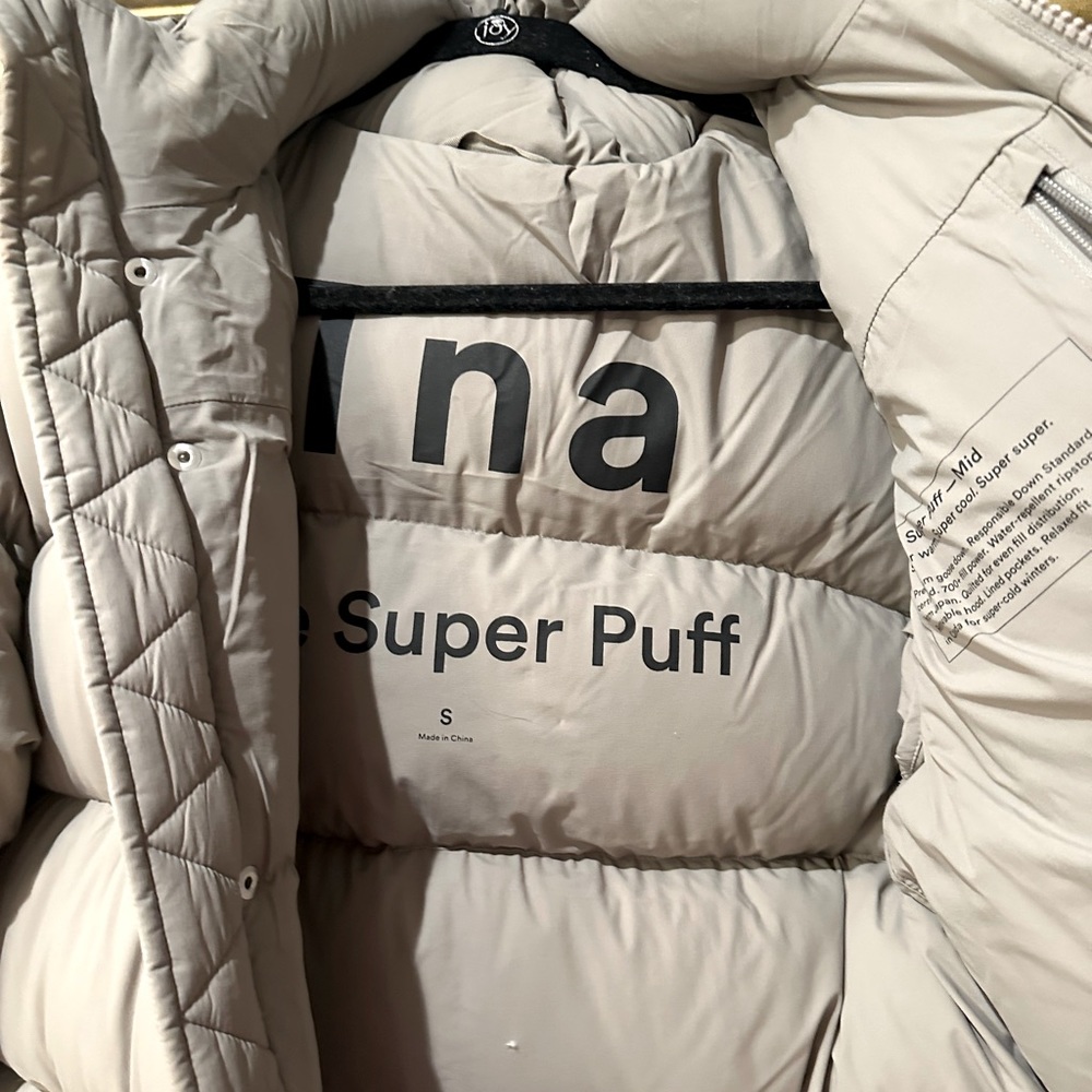 TNA SUPERPUFF MID IN TAUPE! Size small! In excellent preowned condition! Aritzia